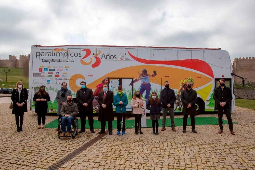 Foto de familia de los responsables de la ONCE, del CPE y de Ávila junto al bus conmemorativo