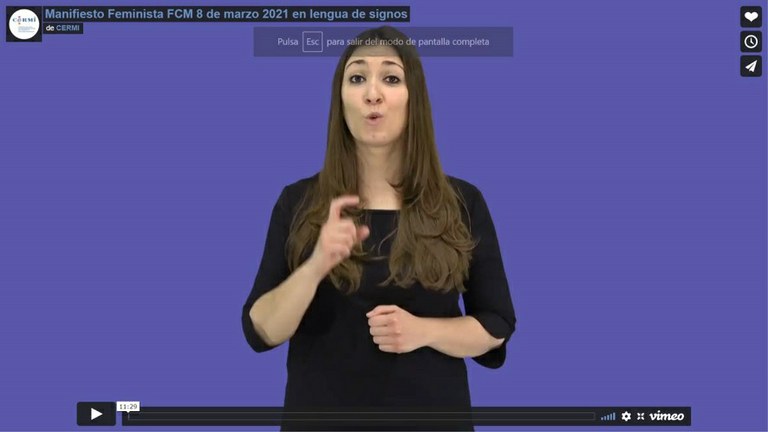 Intérprete de lengua de signos dando lectura del Manifiesto del 8M en la web de la FCM