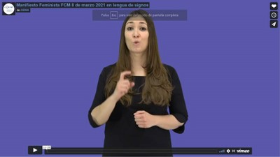 Intérprete de lengua de signos dando lectura del Manifiesto del 8M en la web de la FCM