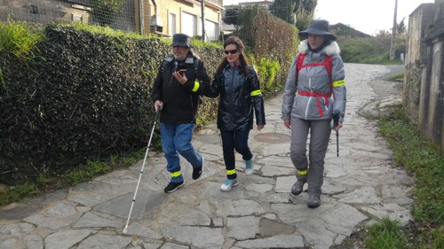 Personas con discapacidad visual realizando el Camino de Santiago