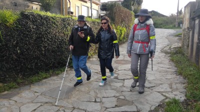 Personas con discapacidad visual realizando el Camino de Santiago