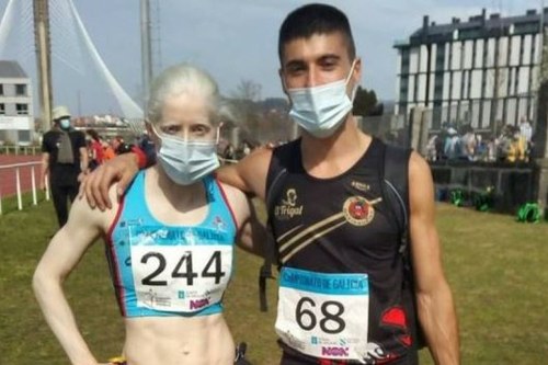 Susana Rodríguez junto a su guía Josué Moreno
