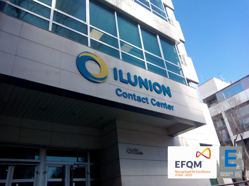 Fachada de la sede del Contac  Center de Ilunion con el logotipo del sello EFQM