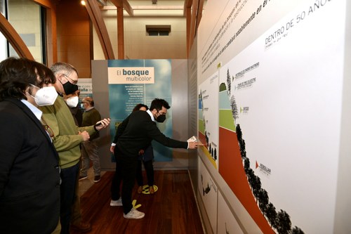 Momento de la inauguración de las adaptaciones del Centro en uno de los paneles informativos