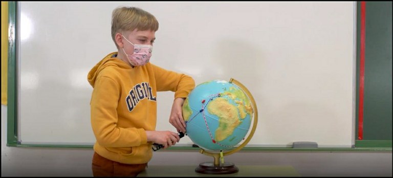 Alumno ciego manejando el globo accesible con la ruta de Magallanes