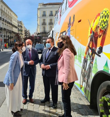 Ayuso dialoga con Carballeda y otros representantes del Bus Paralímpico