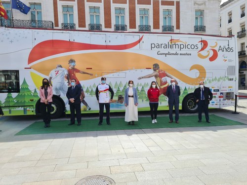 Foto de familia con Isabel Díaz Ayuso en e l centro de la imagen