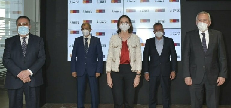 Foto de familia de los responsables de Mondragón y Fundación ONCE y la ministra