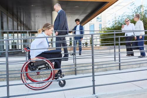 Joven en silla de ruedas subiendo una rampa