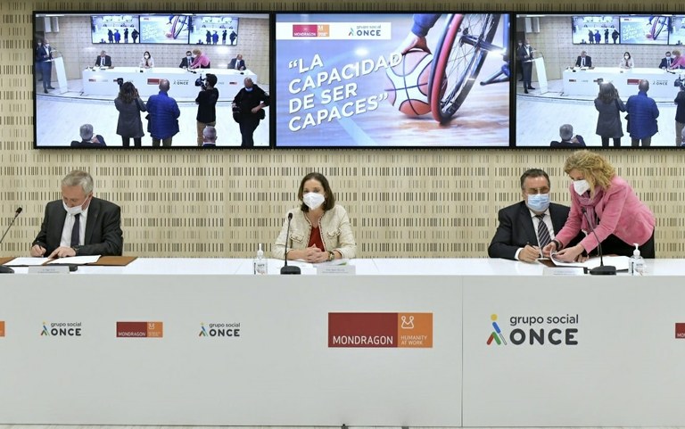La ministra, en el centro, flanqueada por Ucín y Carballeda en el momento de la firma 
