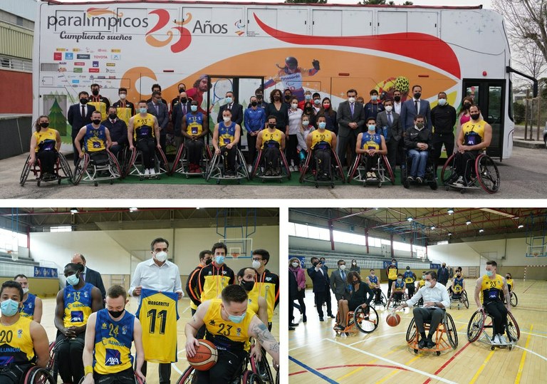 Margaritis Schinas junto al equipo CD Ilunion de baloncesto en silla de ruedas, la responsable del CSD, Isabel Lozano, y Miguel Carballeda. Abajo, mostrando una camiseta del equipo con su nombre y jungando al baloncesto en silla.