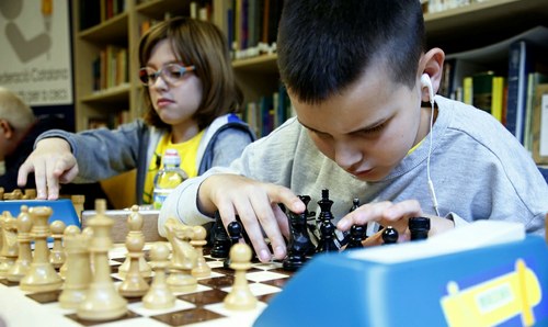 Niños afiliados a la ONCE aprenden a jugar al ajedrez