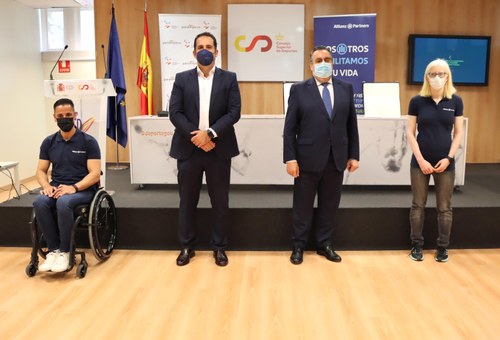 Foto de familia de la firma del convenio entre CPE y Allianz Partners