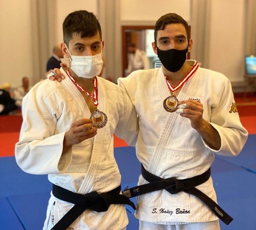 Dos de los judocas ganadores posan con sus medallas