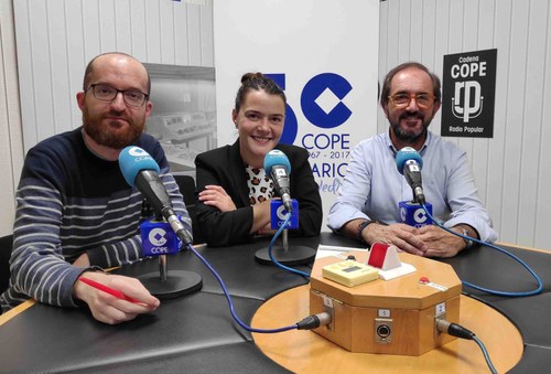 Una de las alumnas becadas realizando las prácticas en la cadena COPE
