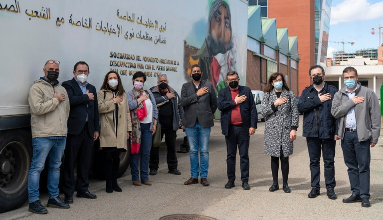 Representantes de las entidades sociales de la discapacida en el muelle junto al cargamento enviado