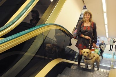 Usuaria de perro guía en el Metro