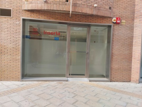 Puerta y fachada de la oficina de de Inserta en Murcia