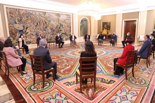 Vista panorámica de la reunión en el interior de La Zarzuela