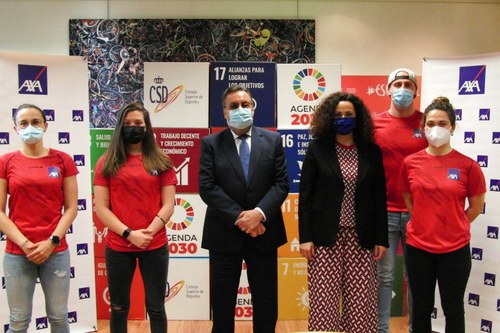 Carballeda junto a Olga Sánchez, en el centro, junto a los deportistas representantes del equipo AXA de natación paralímpica