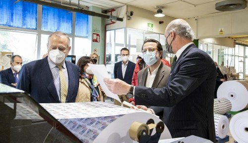 Fernández-Lasquetty ante una bobina con cupones impresos Fernández-Lasquetty ante una bobina con cupones impresos