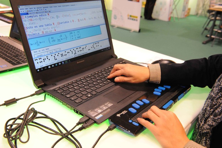 Tiflotecnología: ordenador con línea braille