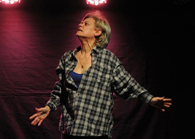 Elena Peralta durante una puesta en escena con el grupo de teatro La Luciérnaga, en Madrid