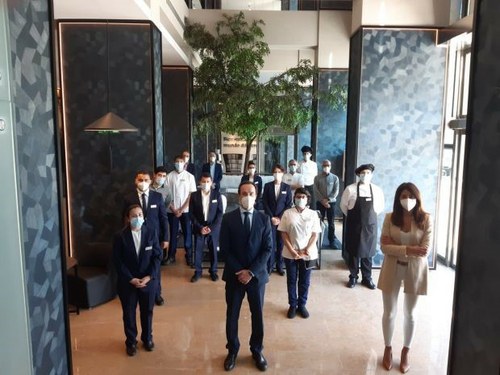 Equipo del Hotel Ilunion Valencia 4 en el hall