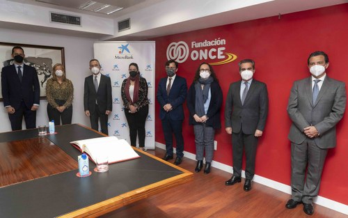 Foto de familia de responsables de Fundación ONCE y Microbank
