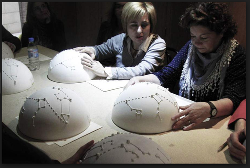 Imagen de uno de los talleres de "Astroaccesible"