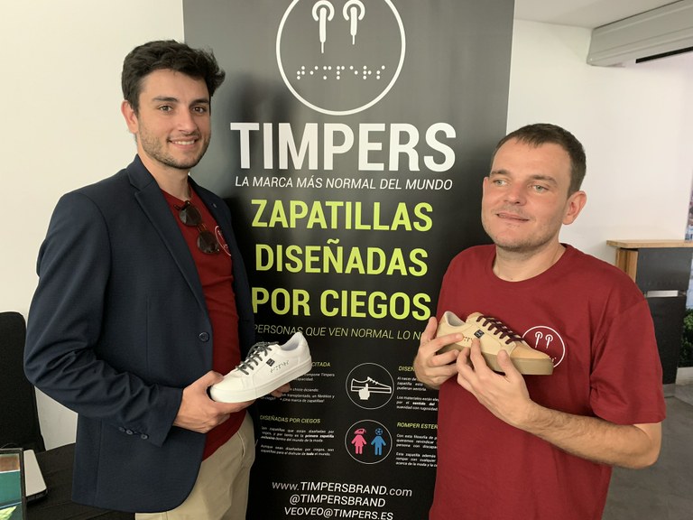 Jóvenes emprendedores, uno de ellos ciego total, creadores de las zapatillas Timpers