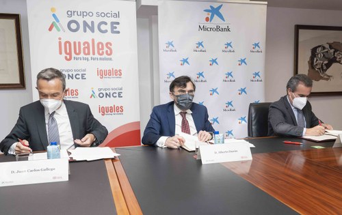 Momento del acto de la firma del acuerdo con Microbank