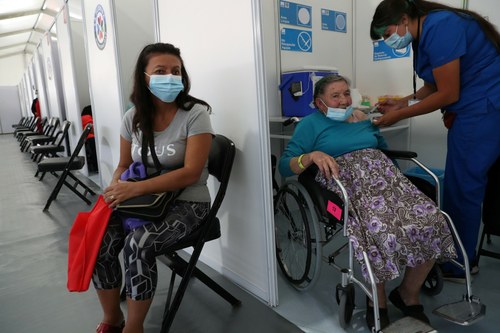 Persona con discapacidad en Chile vacunándose.