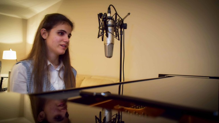 Laura Diepstraten tocando el piano