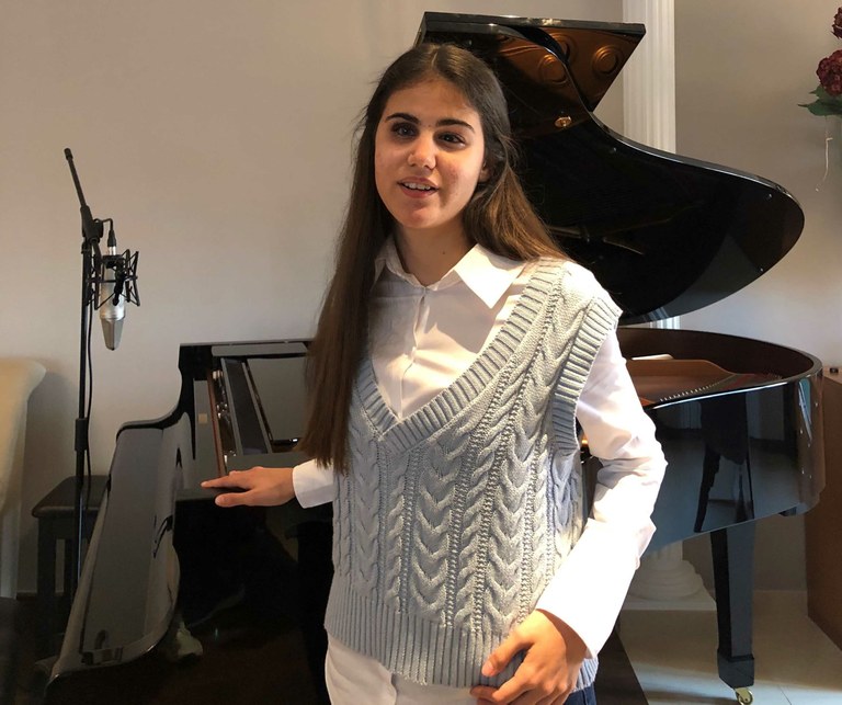 Laura Diepstraten posa junto a su piano