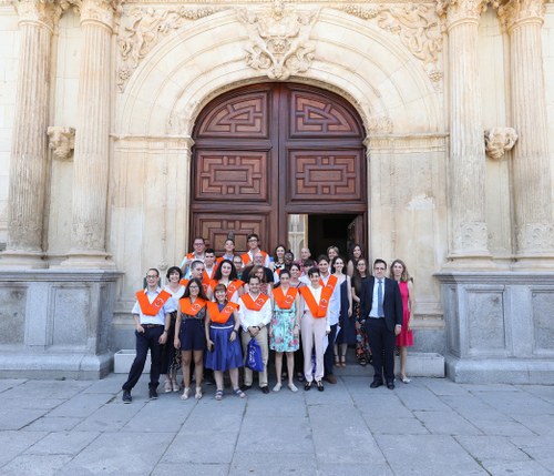 Foto de familia de los graduados en la Universidad de Alcalá de Henares en la convocatoria 2018-2019