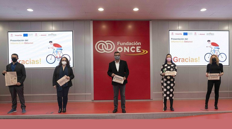  Foto de familia de los responsables de las entidades y los autores del estudio 2