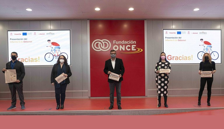 Foto de familia de los responsables de las entidades y los autores del estudio