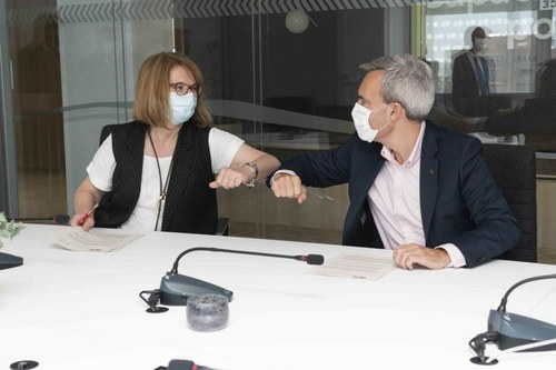La presidenta de Amica, Mercedes del Hoyo, y el consejero delegado de ILUNION, Alejandro Oñoro, se saludan con el codo