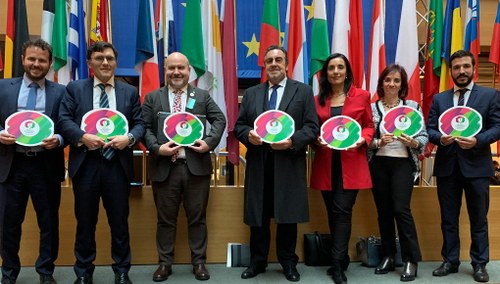 Miguel Carballeda, presidente del Grupo Social ONCE, y Luis Cayo Pérez, presidente del CERMI, junto a los responsables y técnicos del área de Relaciones Internacionales de la ONCE muestran el díptico de la WBS 