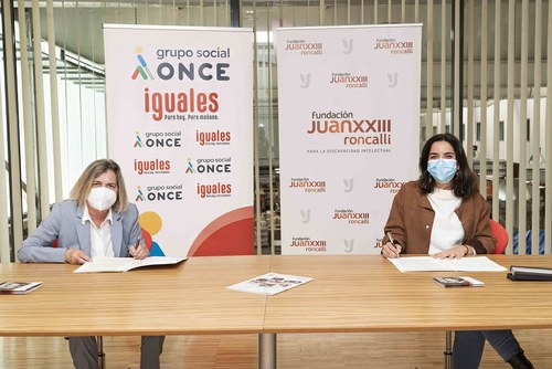 Momento de la firma entre ambas responsables 