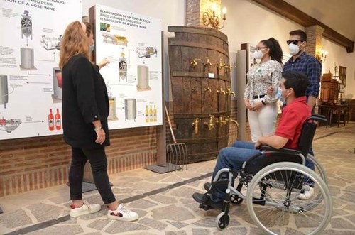 Visitante en silla de ruedas al centro gastronómico Villa-Lucía