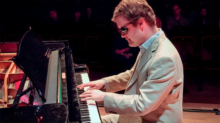 Derek Paravicini tocando el piano