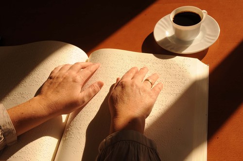 Manos leyendo braille