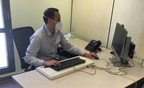 Azman en su puesto de trabajo
