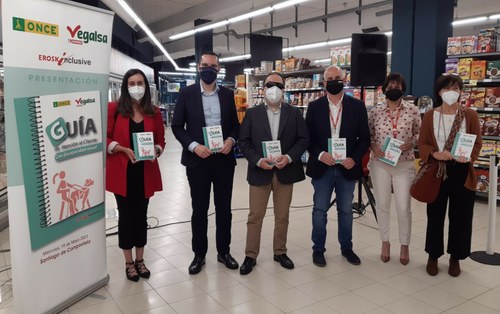 Foto de familia de presentación de la Guía en el establecimiento Eroski