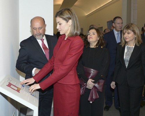 La reina Letizia toca uno de los planos en relieve y en braille del Palacio Real de Madrid