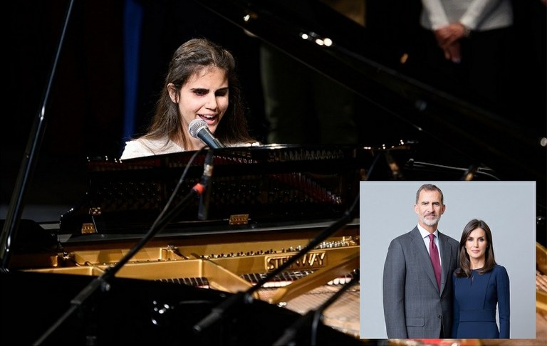 Laura al piano e imagen de los reyes