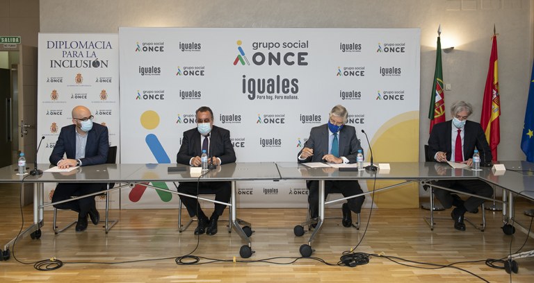 Mesa presidencial del encuentro diplomático