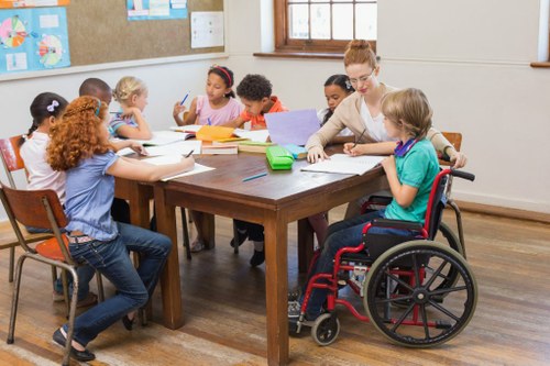 Niño en silla de ruedas en el aula